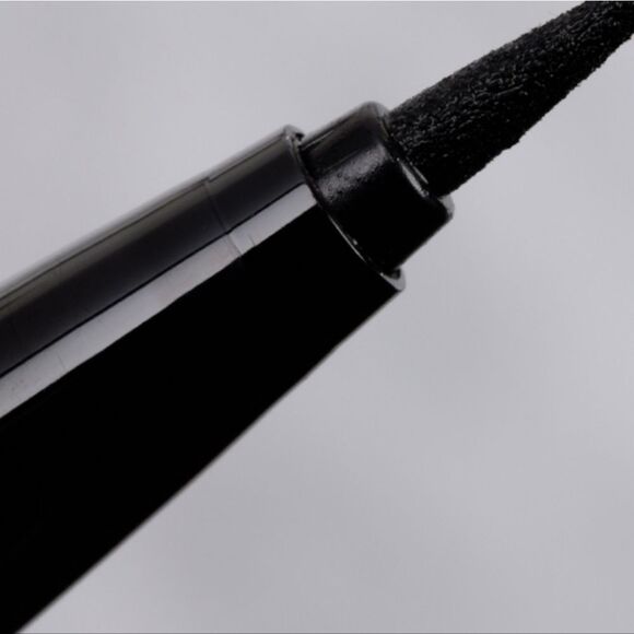 Natasha Denona Macro BladeLiquod Liner - Picture 4 of 10